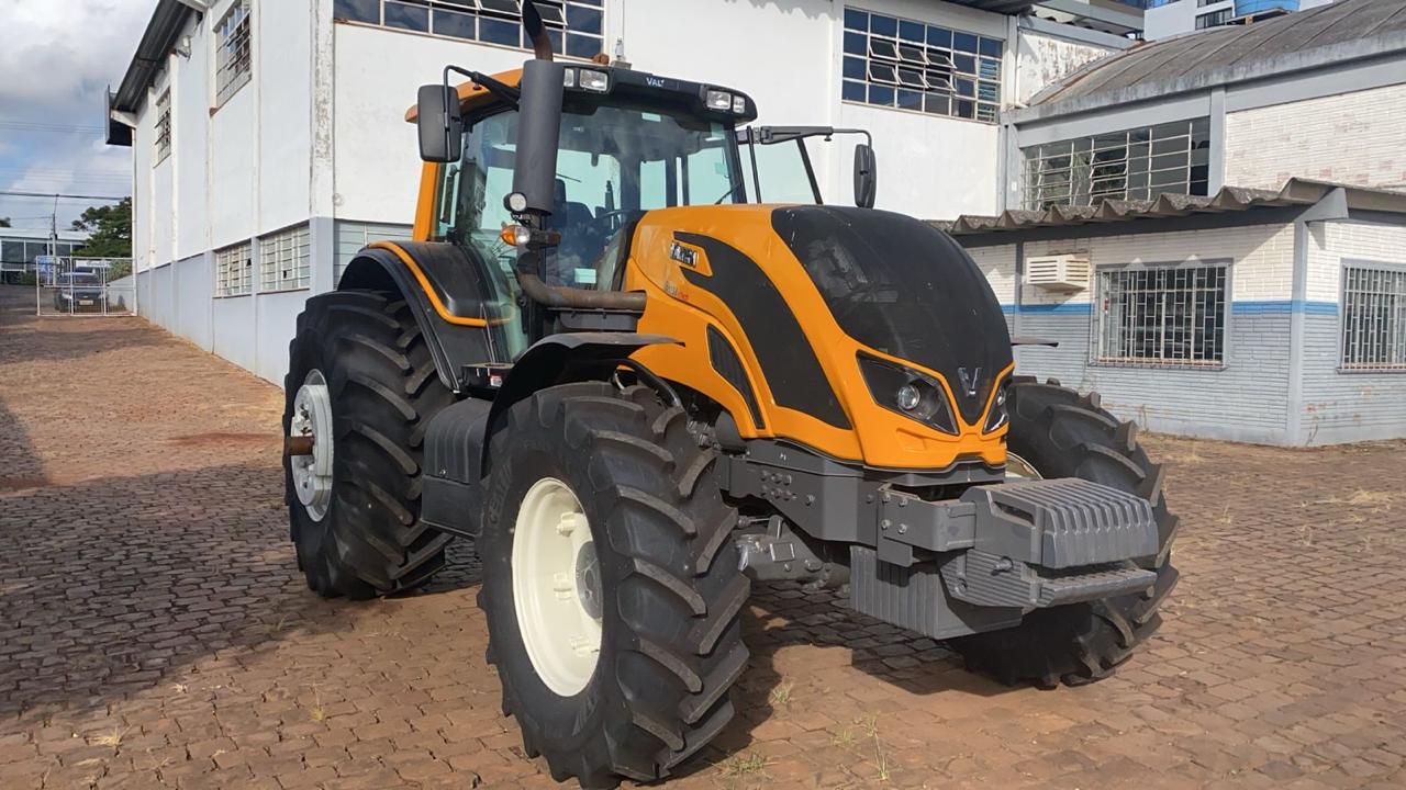 TRATOR VALTRA BH 194 HITECH ANO 2022 *APENAS 770 HRS* **04 PNEUS RADIAS NOVOS** MOTOR 6 CILINDROS 195 CV, TRANSMISSÃO HITECH3 POWER SHIFT COM TROCA AUTOMATICA DENTRO DOS GRUPOS 18F X 18R REVERSÃO - POWER SHUTLLE DE ACIONAMENTO ELETRO HIDRAULICO, TOMADA DE FORÇA INDEPENDENTE DE ACIONAMENTO ELETRO-HIDRAULICO 540/1000 VALVULAS DE CONTROLE REMOTO 4 VCR TIPO BOMBA HIFLOW E FLUXO CONSTANTE. PRE DISPOSTO PARA PILOTO AUTOMATICO.