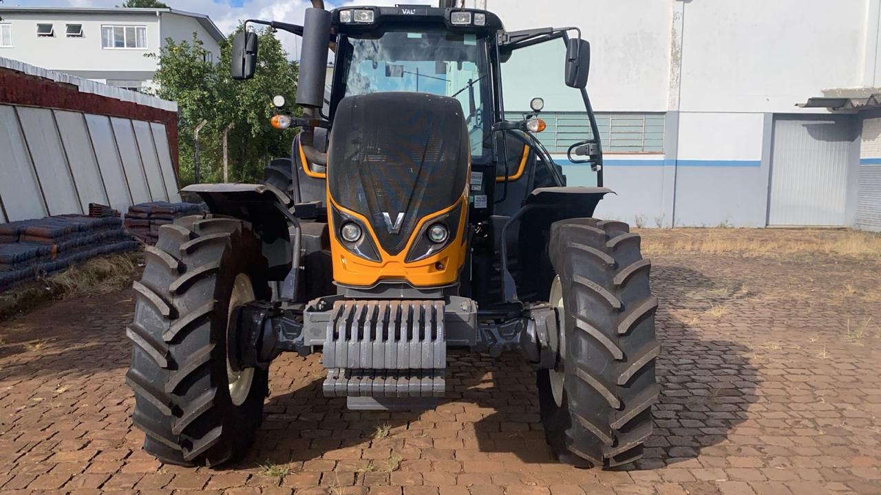 TRATOR VALTRA BH 194 HITECH ANO 2022 *APENAS 770 HRS* **04 PNEUS RADIAS NOVOS** MOTOR 6 CILINDROS 195 CV, TRANSMISSÃO HITECH3 POWER SHIFT COM TROCA AUTOMATICA DENTRO DOS GRUPOS 18F X 18R REVERSÃO - POWER SHUTLLE DE ACIONAMENTO ELETRO HIDRAULICO, TOMADA DE FORÇA INDEPENDENTE DE ACIONAMENTO ELETRO-HIDRAULICO 540/1000 VALVULAS DE CONTROLE REMOTO 4 VCR TIPO BOMBA HIFLOW E FLUXO CONSTANTE. PRE DISPOSTO PARA PILOTO AUTOMATICO.