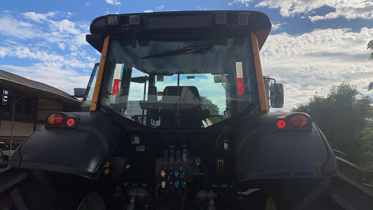 TRATOR VALTRA BH 194 HITECH ANO 2022 *APENAS 770 HRS* **04 PNEUS RADIAS NOVOS** MOTOR 6 CILINDROS 195 CV, TRANSMISSÃO HITECH3 POWER SHIFT COM TROCA AUTOMATICA DENTRO DOS GRUPOS 18F X 18R REVERSÃO - POWER SHUTLLE DE ACIONAMENTO ELETRO HIDRAULICO, TOMADA DE FORÇA INDEPENDENTE DE ACIONAMENTO ELETRO-HIDRAULICO 540/1000 VALVULAS DE CONTROLE REMOTO 4 VCR TIPO BOMBA HIFLOW E FLUXO CONSTANTE. PRE DISPOSTO PARA PILOTO AUTOMATICO.