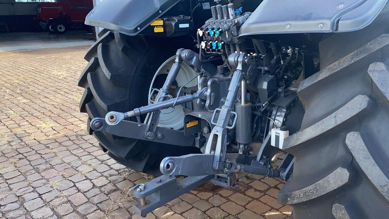 TRATOR VALTRA BH 194 HITECH ANO 2022 *APENAS 770 HRS* **04 PNEUS RADIAS NOVOS** MOTOR 6 CILINDROS 195 CV, TRANSMISSÃO HITECH3 POWER SHIFT COM TROCA AUTOMATICA DENTRO DOS GRUPOS 18F X 18R REVERSÃO - POWER SHUTLLE DE ACIONAMENTO ELETRO HIDRAULICO, TOMADA DE FORÇA INDEPENDENTE DE ACIONAMENTO ELETRO-HIDRAULICO 540/1000 VALVULAS DE CONTROLE REMOTO 4 VCR TIPO BOMBA HIFLOW E FLUXO CONSTANTE. PRE DISPOSTO PARA PILOTO AUTOMATICO.