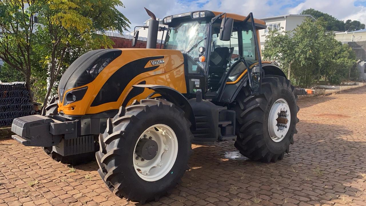 TRATOR VALTRA BH 194 HITECH ANO 2022 *APENAS 770 HRS* **04 PNEUS RADIAS NOVOS** MOTOR 6 CILINDROS 195 CV, TRANSMISSÃO HITECH3 POWER SHIFT COM TROCA AUTOMATICA DENTRO DOS GRUPOS 18F X 18R REVERSÃO - POWER SHUTLLE DE ACIONAMENTO ELETRO HIDRAULICO, TOMADA DE FORÇA INDEPENDENTE DE ACIONAMENTO ELETRO-HIDRAULICO 540/1000 VALVULAS DE CONTROLE REMOTO 4 VCR TIPO BOMBA HIFLOW E FLUXO CONSTANTE. PRE DISPOSTO PARA PILOTO AUTOMATICO.
