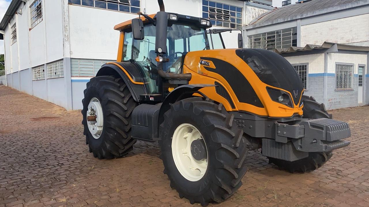 TRATOR VALTRA BH 194 HITECH ANO 2022 *APENAS 770 HRS* **04 PNEUS RADIAS NOVOS** MOTOR 6 CILINDROS 195 CV, TRANSMISSÃO HITECH3 POWER SHIFT COM TROCA AUTOMATICA DENTRO DOS GRUPOS 18F X 18R REVERSÃO - POWER SHUTLLE DE ACIONAMENTO ELETRO HIDRAULICO, TOMADA DE FORÇA INDEPENDENTE DE ACIONAMENTO ELETRO-HIDRAULICO 540/1000 VALVULAS DE CONTROLE REMOTO 4 VCR TIPO BOMBA HIFLOW E FLUXO CONSTANTE. PRE DISPOSTO PARA PILOTO AUTOMATICO.