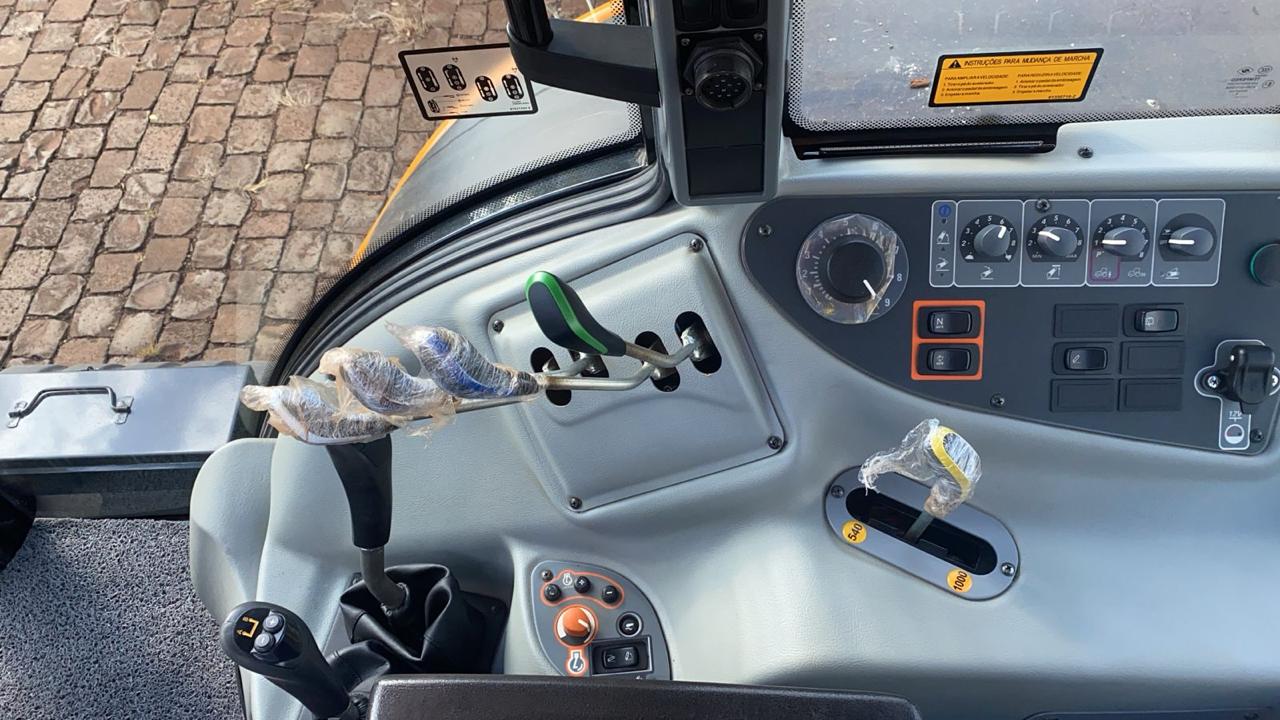 TRATOR VALTRA BH 194 HITECH ANO 2022 *APENAS 770 HRS* **04 PNEUS RADIAS NOVOS** MOTOR 6 CILINDROS 195 CV, TRANSMISSÃO HITECH3 POWER SHIFT COM TROCA AUTOMATICA DENTRO DOS GRUPOS 18F X 18R REVERSÃO - POWER SHUTLLE DE ACIONAMENTO ELETRO HIDRAULICO, TOMADA DE FORÇA INDEPENDENTE DE ACIONAMENTO ELETRO-HIDRAULICO 540/1000 VALVULAS DE CONTROLE REMOTO 4 VCR TIPO BOMBA HIFLOW E FLUXO CONSTANTE. PRE DISPOSTO PARA PILOTO AUTOMATICO.