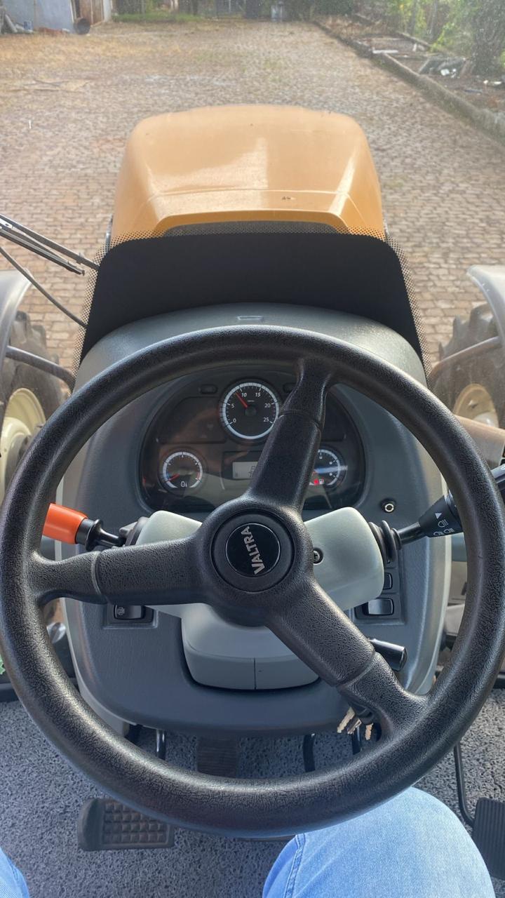 TRATOR VALTRA BH 194 HITECH ANO 2022 *APENAS 770 HRS* **04 PNEUS RADIAS NOVOS** MOTOR 6 CILINDROS 195 CV, TRANSMISSÃO HITECH3 POWER SHIFT COM TROCA AUTOMATICA DENTRO DOS GRUPOS 18F X 18R REVERSÃO - POWER SHUTLLE DE ACIONAMENTO ELETRO HIDRAULICO, TOMADA DE FORÇA INDEPENDENTE DE ACIONAMENTO ELETRO-HIDRAULICO 540/1000 VALVULAS DE CONTROLE REMOTO 4 VCR TIPO BOMBA HIFLOW E FLUXO CONSTANTE. PRE DISPOSTO PARA PILOTO AUTOMATICO.