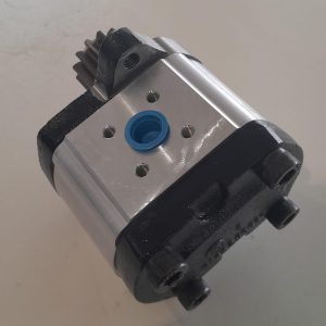 BOMBA HIDRAULICA SIMPLES COM TAMPA 250X/250XE - 9008111416 = 045770 T1 = 037991